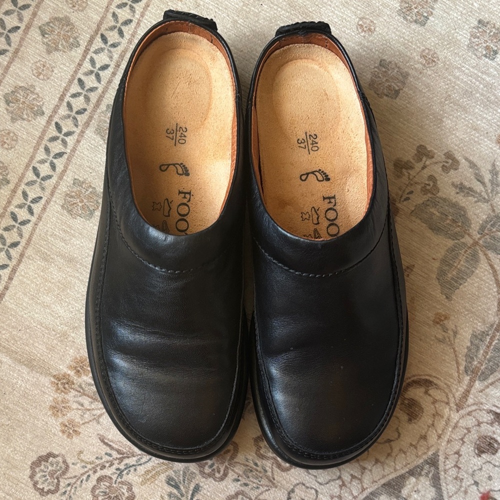 37 Footprints by Birkenstock Shoes in Black - used with little wear. See photos!